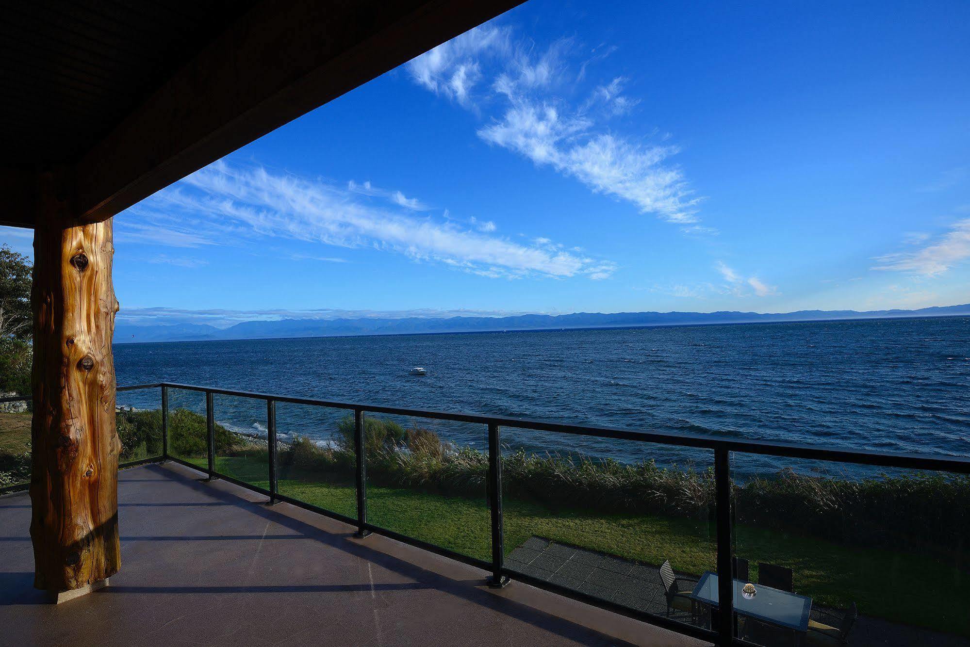 Points West Oceanfront Resort Sooke Exterior photo